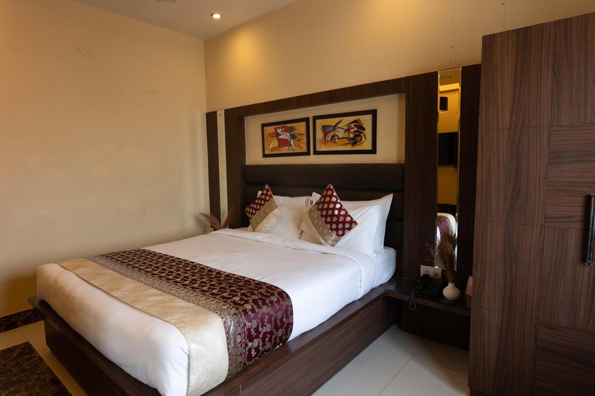 New Hotel Broadway Varanasi Exteriör bild