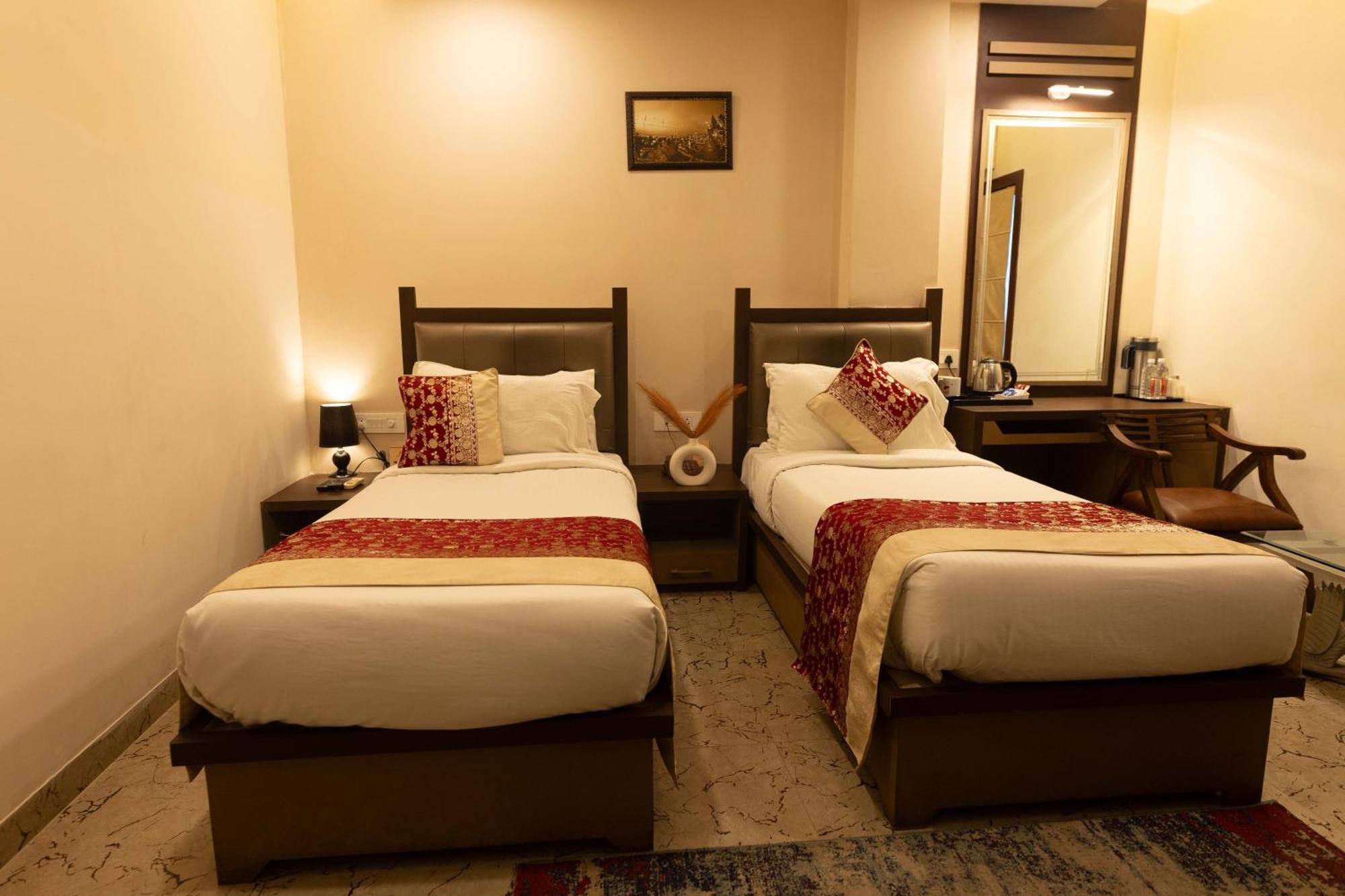 New Hotel Broadway Varanasi Exteriör bild